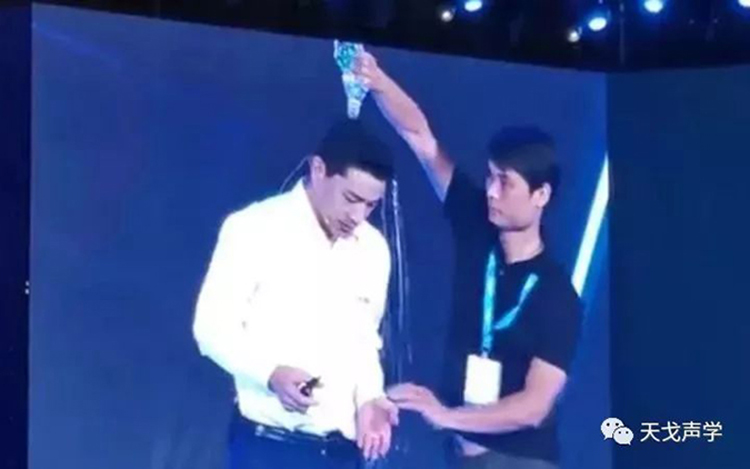 李彥宏八次喚醒“小度”失敗，會場音質是背鍋俠還是始作俑者？