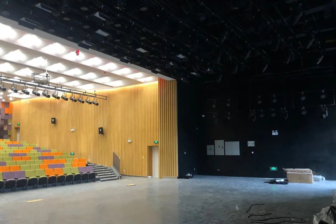 坂田北國際化學校小劇場舞臺側面