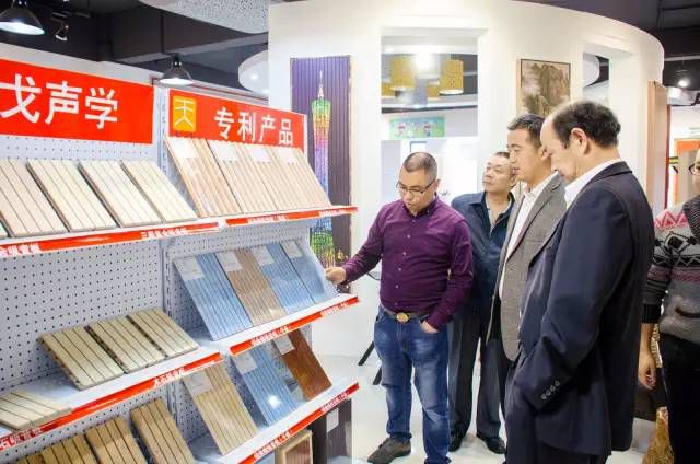 天戈黃董在給閔院長、李書記介紹產(chǎn)品