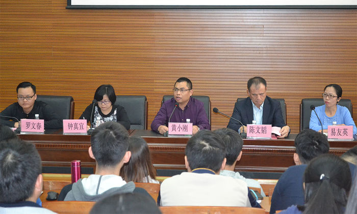 天戈公司黃小剛董事長宣讀“第一屆天戈聲環境工程訂單班”錄取學生名單